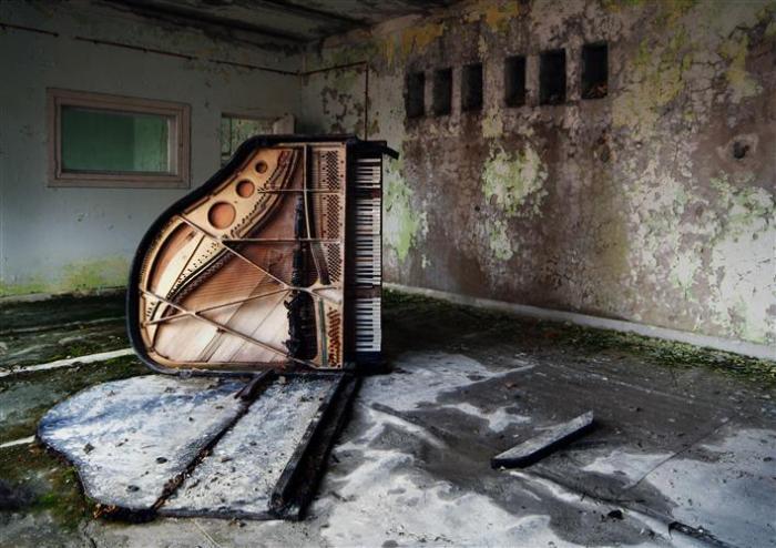 Dead_Piano_by_Beat_Hauser